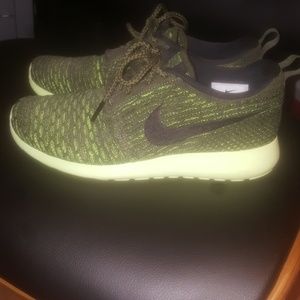 Nike dark/forest & lime green roshe runs